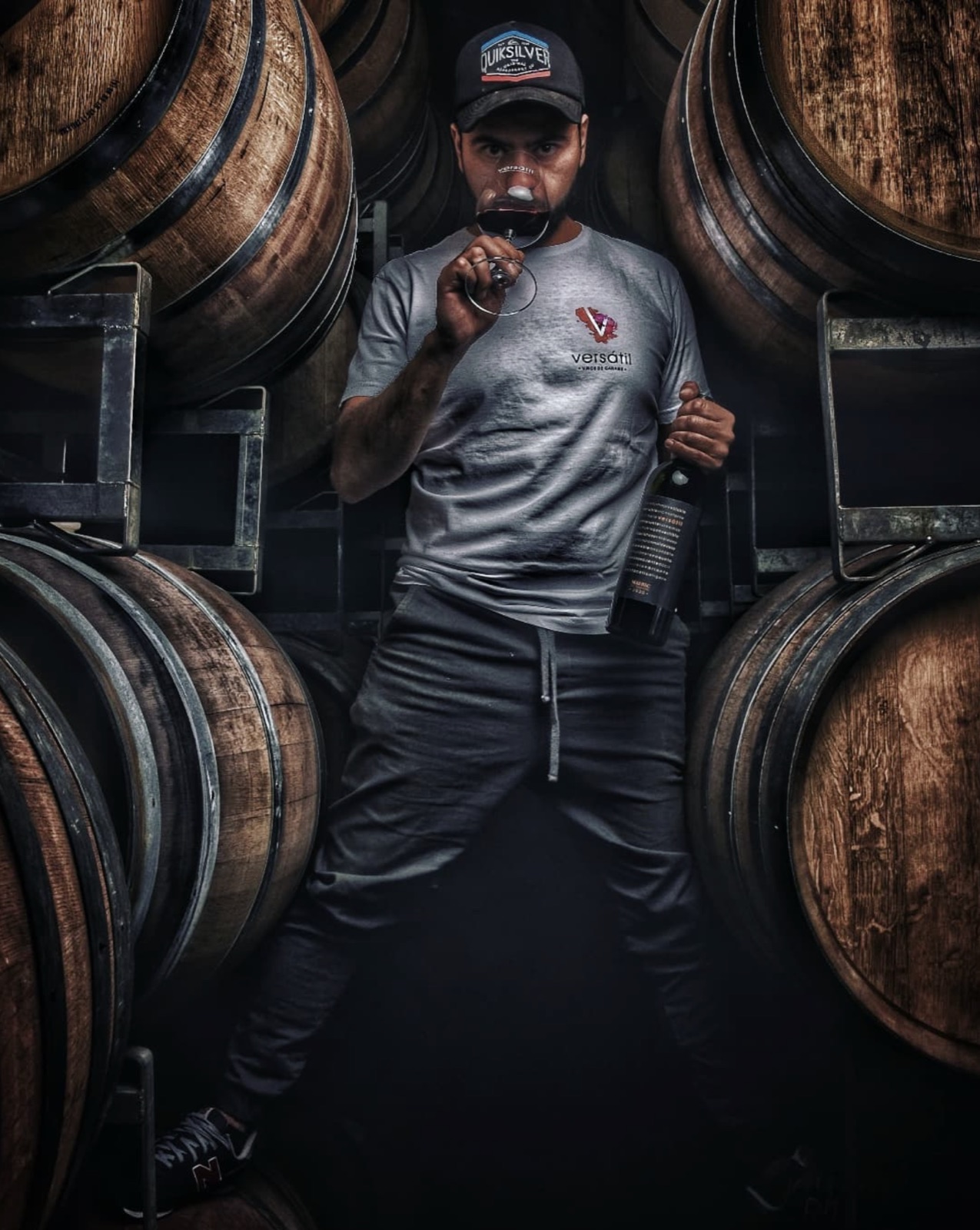 Maximiliano Nava catando entre las barricas de la bodega